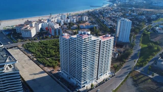 Les Triple Towers face à la baie de Tanger, vue drone