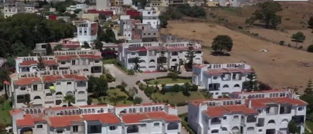 Les Villas de la Colline et leurs jardins, vue drone sur la baie de Tanger
